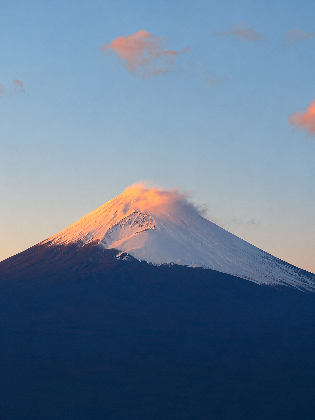 夜明けに染まる富士山 — 裾野市より